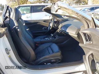 2018 Audi R8 Spyder performance z VIN WUA4BCFX7J7902058, wystawiony jako IAAI lot #40861482 z przebiegiem 20 951 mil mil oraz . Historia ofert i sprzedaży dostępna na DreamBid. Obrazek 5.
