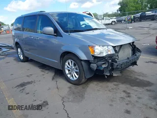 2018 Dodge Grand Caravan SXT z VIN 2C4RDGCG2JR207493, wystawiony jako IAAI lot #42268689 z przebiegiem 69 102 mil mil oraz . Historia ofert i sprzedaży dostępna na DreamBid. Obrazek 1.