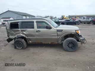 2007 Dodge Nitro SLT z VIN 1D8GU58K97W700047, wystawiony jako IAAI lot #41805822 z przebiegiem 186 604 mil mil oraz . Historia ofert i sprzedaży dostępna na DreamBid. Obrazek 12.