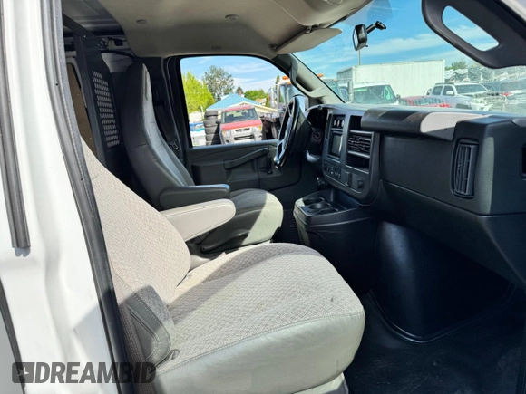 2017 GMC Savana Cargo z VIN 1GTZ7GFGXH1345543, wystawiony jako Copart lot #57692035 z przebiegiem 143 752 mil mil oraz Szkody całkowita. Historia ofert i sprzedaży dostępna na DreamBid. Obrazek 5.