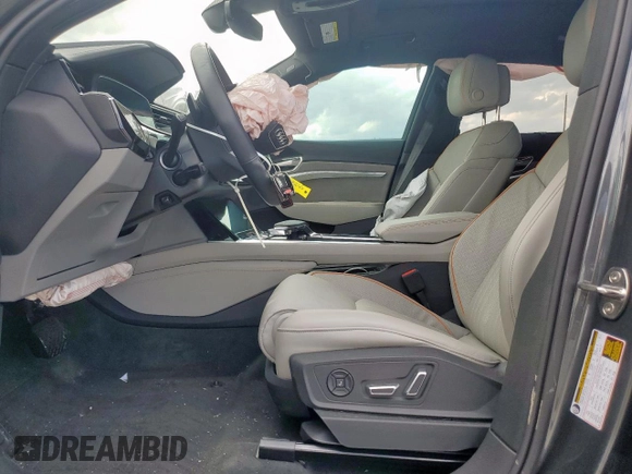 2024 Audi Q8 e-tron z VIN WA16AAGE5RB048734, wystawiony jako Copart lot #54393075 z przebiegiem Nie podano mil oraz Szkoda całkowita • Salvage title. Historia ofert i sprzedaży dostępna na DreamBid. Obrazek 7.