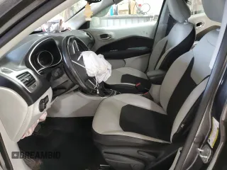2019 Jeep Compass Altitude z VIN 3C4NJDBB9KT813447, wystawiony jako Copart lot #50494595 z przebiegiem 70 401 mil mil oraz Szkoda całkowita • Salvage title. Historia ofert i sprzedaży dostępna na DreamBid. Obrazek 7.