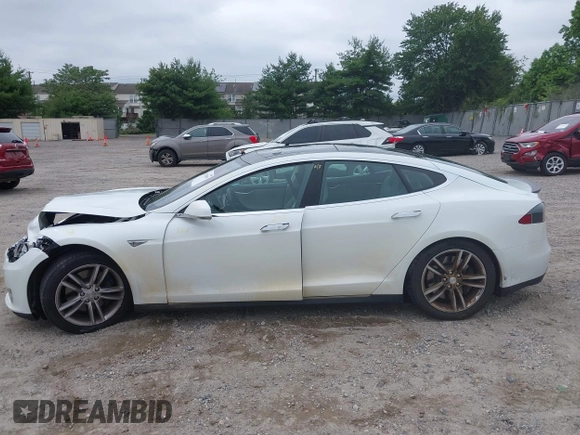2013 Tesla Model S Performance z VIN 5YJSA1DP1DFP16609, wystawiony jako IAAI lot #42458995 z przebiegiem 110 722 mil mil oraz . Historia ofert i sprzedaży dostępna na DreamBid. Obrazek 14.