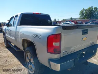 2010 Chevrolet Silverado 1500 LT with VIN 1GCSKSE35AZ298883, listed as a IAAI auction lot 39632673 with 165,950 mi miles. Bid and sale history available at carsss.com. Image 3.