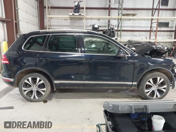 2017 Volkswagen Touareg Wolfsburg Edition z VIN WVGRF7BP0HD003232, wystawiony jako IAAI lot #41985161 z przebiegiem 165 850 mil mil oraz . Historia ofert i sprzedaży dostępna na DreamBid. Obrazek 12.