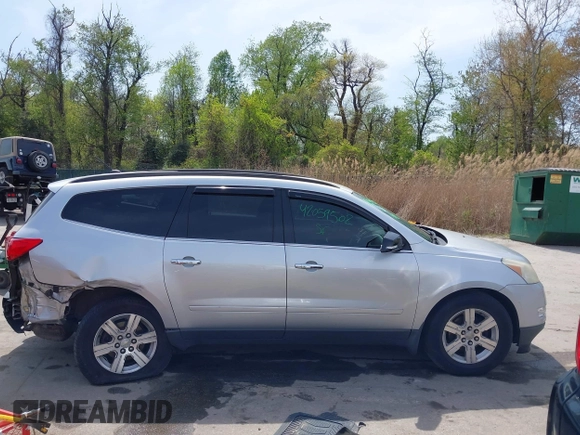2012 Chevrolet Traverse 1LT z VIN 1GNKVGED0CJ156706, wystawiony jako IAAI lot #42059502 z przebiegiem 138 935 mil mil oraz . Historia ofert i sprzedaży dostępna na DreamBid. Obrazek 13.