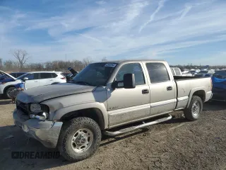 2001 GMC Sierra 1500HD SLE z VIN 1GTGK13U51F165800, wystawiony jako Copart lot #82983364 z przebiegiem 139 686 mil mil oraz Szkody całkowita. Historia ofert i sprzedaży dostępna na DreamBid. Obrazek 1.