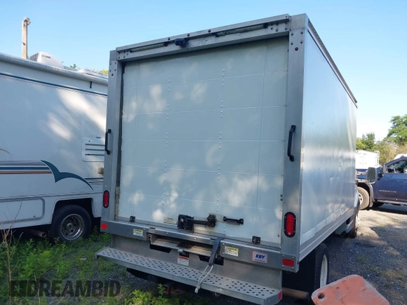 2019 Ford Transit z VIN 1FDBF8ZM9KKA83958, wystawiony jako IAAI lot #42621460 z przebiegiem 134 704 mil mil oraz . Historia ofert i sprzedaży dostępna na DreamBid. Obrazek 15.