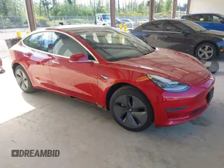 2020 Tesla Model 3 Standard Range Plus z VIN 5YJ3E1EA7LF611669, wystawiony jako IAAI lot #42179974 z przebiegiem 17 696 mil mil oraz . Historia ofert i sprzedaży dostępna na DreamBid. Obrazek 1.