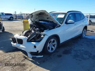 2015 BMW X1 sDrive28i z VIN WBAVM1C50FVZ94553, wystawiony jako IAAI lot #41321995 z przebiegiem Nie podano mil oraz . Historia ofert i sprzedaży dostępna na DreamBid. Obrazek 2.