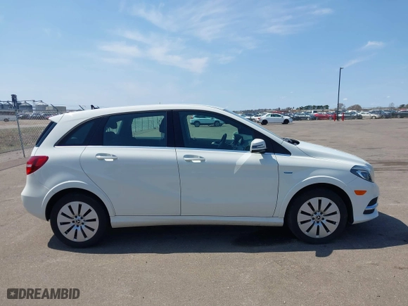 2017 Mercedes-Benz B-Class with VIN WDDVP9ABXHJ016806, listed as a IAAI auction lot 42106582 with 47,329 mi miles. Bid and sale history available at carsss.com. Image 13.
