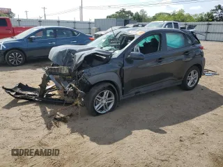 2021 Hyundai Kona SE z VIN KM8K12AA7MU600923, wystawiony jako Copart lot #55172485 z przebiegiem Nie podano mil oraz Szkoda całkowita • Salvage title. Historia ofert i sprzedaży dostępna na DreamBid. Obrazek 1.