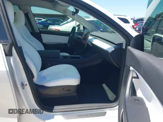 2022 Tesla Model Y Long Range z VIN 7SAYGDEE3NF426481, wystawiony jako IAAI lot #42076729 z przebiegiem 21 648 mil mil oraz . Historia ofert i sprzedaży dostępna na DreamBid. Obrazek 5.