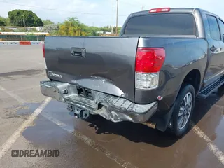 2011 Toyota Tundra z VIN 5TFEY5F14BX106229, wystawiony jako IAAI lot #42118006 z przebiegiem 96 465 mil mil oraz . Historia ofert i sprzedaży dostępna na DreamBid. Obrazek 6.