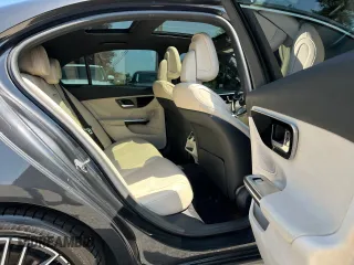 2022 Mercedes-Benz C 300 z VIN W1KAF4HB6NR043931, wystawiony jako Copart lot #61496945 z przebiegiem 102 028 mil mil oraz Czysty tytuł • Clean title. Historia ofert i sprzedaży dostępna na DreamBid. Obrazek 6.