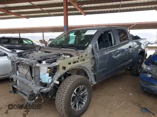 2021 Chevrolet Colorado 4WD Z71 z VIN 1GCGTDEN1M1168618, wystawiony jako IAAI lot #41683565 z przebiegiem 57 697 mil mil oraz . Historia ofert i sprzedaży dostępna na DreamBid. Obrazek 2.