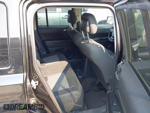 2015 Jeep Patriot High Altitude z VIN 1C4NJRFB3FD189910, wystawiony jako IAAI lot #42410866 z przebiegiem 141 669 mil mil oraz . Historia ofert i sprzedaży dostępna na DreamBid. Obrazek 8.