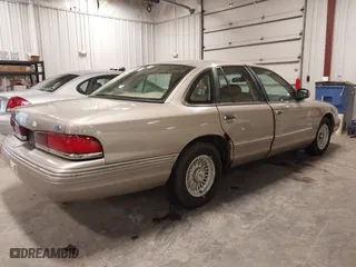 1995 Ford Crown Victoria LX with VIN 2FALP74W0SX195270, listed as a IAAI auction lot 41840082 with 139,967 mi miles. Bid and sale history available at carsss.com. Image 4.