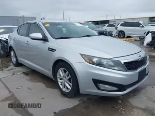 2013 Kia Optima LX z VIN 5XXGM4A76DG185701, wystawiony jako IAAI lot #42103537 z przebiegiem 203 207 mil mil oraz . Historia ofert i sprzedaży dostępna na DreamBid. Obrazek 1.