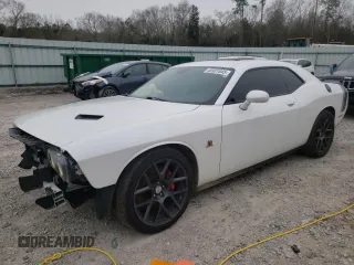 2016 Dodge Challenger R/T Scat Pack z VIN 2C3CDZFJ3GH153326, wystawiony jako Copart lot #45931845 z przebiegiem 64 245 mil mil oraz Szkody całkowita. Historia ofert i sprzedaży dostępna na DreamBid. Obrazek 1.