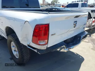 2017 Ram 1500 SLT z VIN 1C6RR7GG5HS583441, wystawiony jako IAAI lot #42391078 z przebiegiem 129 043 mil mil oraz . Historia ofert i sprzedaży dostępna na DreamBid. Obrazek 6.