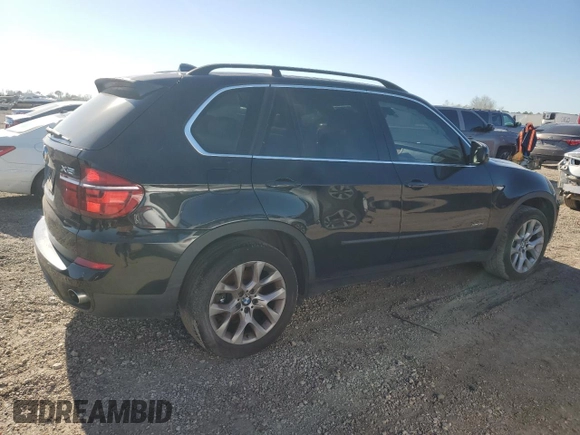 2013 BMW X5 xDrive35i z VIN 5UXZV4C53D0B24617, wystawiony jako Copart lot #48004515 z przebiegiem Nie podano mil oraz Szkody całkowita. Historia ofert i sprzedaży dostępna na DreamBid. Obrazek 3.