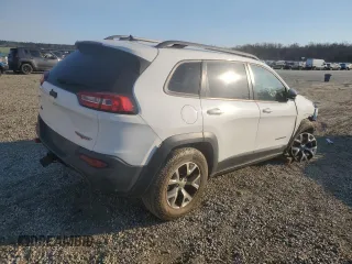 2015 Jeep Cherokee Trailhawk z VIN 1C4PJMBSXFW642149, wystawiony jako Copart lot #46656565 z przebiegiem 100 496 mil mil oraz Szkoda całkowita • Salvage title. Historia ofert i sprzedaży dostępna na DreamBid. Obrazek 3.