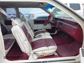 1988 Cadillac DeVille z VIN 1G6CD1156J4269375, wystawiony jako IAAI lot #42203004 z przebiegiem 154 782 mil mil oraz . Historia ofert i sprzedaży dostępna na DreamBid. Obrazek 5.