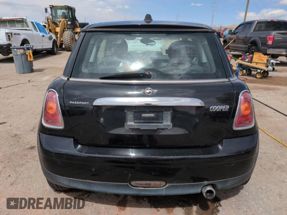 2010 MINI Hardtop z VIN WMWMF3C5XATZ25746, wystawiony jako Copart lot #51662415 z przebiegiem 139 411 mil mil oraz Szkoda całkowita • Salvage title. Historia ofert i sprzedaży dostępna na DreamBid. Obrazek 6.