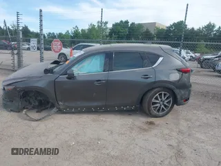 2018 Mazda CX-5 Grand Touring z VIN JM3KFADM5J1365772, wystawiony jako IAAI lot #42251805 z przebiegiem 44 599 mil mil oraz . Historia ofert i sprzedaży dostępna na DreamBid. Obrazek 13.