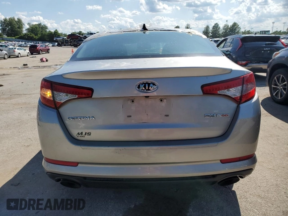 2012 Kia Optima SX z VIN 5XXGR4A64CG023279, wystawiony jako Copart lot #61482775 z przebiegiem 213 282 mil mil oraz Czysty tytuł • Clean title. Historia ofert i sprzedaży dostępna na DreamBid. Obrazek 6.