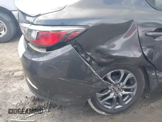 2019 Toyota Yaris L z VIN 3MYDLBYV4KY528641, wystawiony jako IAAI lot #41935993 z przebiegiem 61 940 mil mil oraz . Historia ofert i sprzedaży dostępna na DreamBid. Obrazek 6.