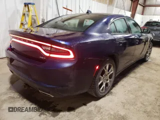 2015 Dodge Charger SXT z VIN 2C3CDXJG5FH810299, wystawiony jako Copart lot #55649945 z przebiegiem 135 864 mil mil oraz Szkoda całkowita • Salvage title. Historia ofert i sprzedaży dostępna na DreamBid. Obrazek 3.