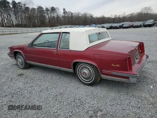 1987 Cadillac DeVille z VIN 1G6CD1181H4318101, wystawiony jako Copart lot #75354324 z przebiegiem Nie podano mil oraz Szkoda całkowita • Salvage title. Historia ofert i sprzedaży dostępna na DreamBid. Obrazek 2.