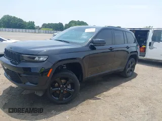 2023 Jeep Grand Cherokee Laredo z VIN 1C4RJGAG7PC648078, wystawiony jako IAAI lot #42474047 z przebiegiem 25 663 mil mil oraz . Historia ofert i sprzedaży dostępna na DreamBid. Obrazek 20.