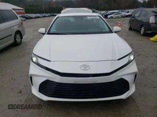 2025 Toyota Camry LE z VIN 4T1DBADK4SU017453, wystawiony jako Copart lot #52183485 z przebiegiem 16 812 mil mil oraz Szkoda całkowita • Salvage title. Historia ofert i sprzedaży dostępna na DreamBid. Obrazek 5.