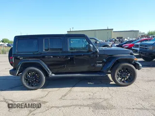 2023 Jeep Wrangler Sahara z VIN 1C4JJXP60PW627051, wystawiony jako IAAI lot #42290712 z przebiegiem 28 269 mil mil oraz . Historia ofert i sprzedaży dostępna na DreamBid. Obrazek 14.