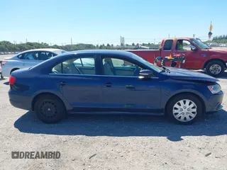 2013 Volkswagen Jetta SE z VIN 3VWDX7AJ0DM396590, wystawiony jako IAAI lot #41829922 z przebiegiem 133 356 mil mil oraz . Historia ofert i sprzedaży dostępna na DreamBid. Obrazek 13.
