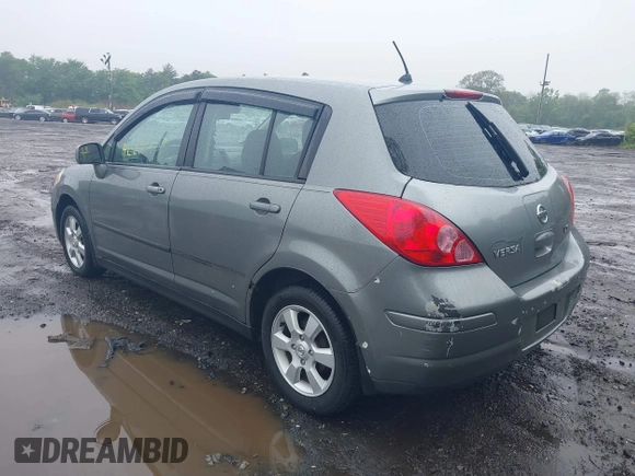 2009 Nissan Versa S z VIN 3N1BC13E29L366879, wystawiony jako IAAI lot #42277503 z przebiegiem 137 006 mil mil oraz . Historia ofert i sprzedaży dostępna na DreamBid. Obrazek 3.