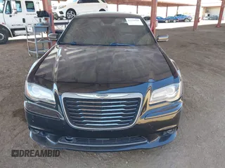 2013 Chrysler 300 C John Varvatos Limited Edition z VIN 2C3CCADG0DH698178, wystawiony jako IAAI lot #42250508 z przebiegiem 182 151 mil mil oraz . Historia ofert i sprzedaży dostępna na DreamBid. Obrazek 12.
