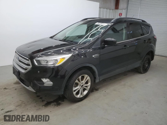 2018 Ford Escape SE z VIN 1FMCU9GD9JUD21474, wystawiony jako Copart lot #53921535 z przebiegiem 136 819 mil mil oraz Czysty tytuł • Clean title. Historia ofert i sprzedaży dostępna na DreamBid. Obrazek 1.