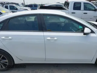 2024 Kia Forte LXS z VIN 3KPF24AD8RE728019, wystawiony jako IAAI lot #42067295 z przebiegiem 14 000 mil mil oraz . Historia ofert i sprzedaży dostępna na DreamBid. Obrazek 14.