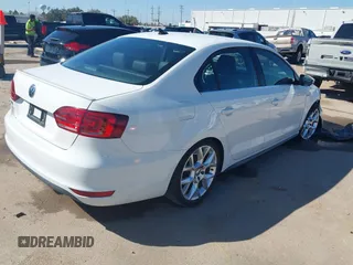 2014 Volkswagen Jetta GLI Edition 30 z VIN 3VW4S7AJ3EM278162, wystawiony jako IAAI lot #41649711 z przebiegiem 136 402 mil mil oraz . Historia ofert i sprzedaży dostępna na DreamBid. Obrazek 4.