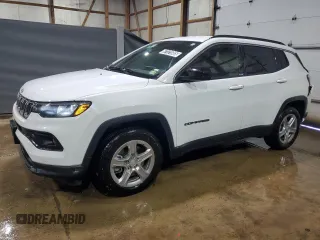 2024 Jeep Compass Latitude z VIN 3C4NJDBN5RT607188, wystawiony jako Copart lot #67121885 z przebiegiem 33 005 mil mil oraz Czysty tytuł • Clean title. Historia ofert i sprzedaży dostępna na DreamBid. Obrazek 1.