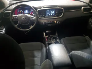 2019 Kia Sorento LX z VIN 5XYPGDA58KG487702, wystawiony jako Copart lot #58161275 z przebiegiem 91 928 mil mil oraz Szkoda całkowita • Salvage title. Historia ofert i sprzedaży dostępna na DreamBid. Obrazek 8.