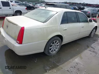 2008 Cadillac DTS 1SD z VIN 1G6KD57Y28U112764, wystawiony jako IAAI lot #41953240 z przebiegiem Nie podano mil oraz . Historia ofert i sprzedaży dostępna na DreamBid. Obrazek 4.