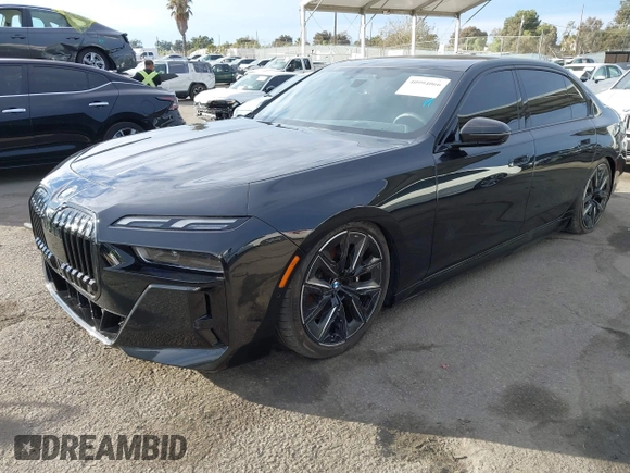 2023 BMW i7 xDrive60 z VIN WBY53EJ08PCN64169, wystawiony jako IAAI lot #40994066 z przebiegiem 6326 mil mil oraz . Historia ofert i sprzedaży dostępna na DreamBid. Obrazek 17.