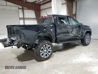 2024 GMC Canyon 4WD AT4 z VIN 1GTP6DEK8R1253511, wystawiony jako Copart lot #56475835 z przebiegiem 1912 mil mil oraz Szkody całkowita. Historia ofert i sprzedaży dostępna na DreamBid. Obrazek 3.