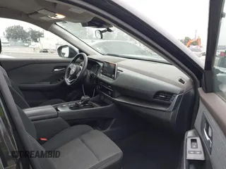 2023 Nissan Rogue SV z VIN 5N1BT3BA2PC893980, wystawiony jako IAAI lot #42357578 z przebiegiem 40 218 mil mil oraz . Historia ofert i sprzedaży dostępna na DreamBid. Obrazek 5.