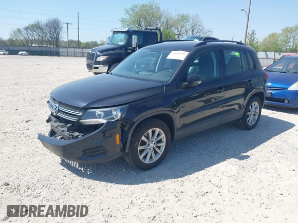 2017 Volkswagen Tiguan S z VIN WVGBV7AX8HK049943, wystawiony jako IAAI lot #42055240 z przebiegiem 113 330 mil mil oraz . Historia ofert i sprzedaży dostępna na DreamBid. Obrazek 18.